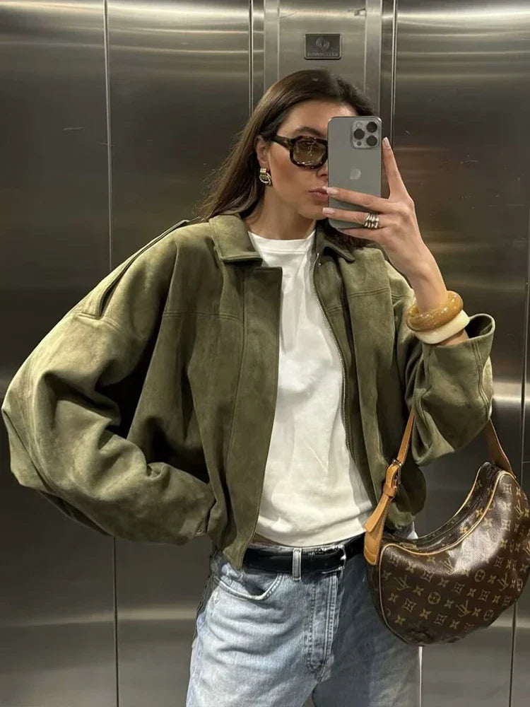 Nærbillede af lynlås på trendy kort streetwear jakke, unisex og funktionel.