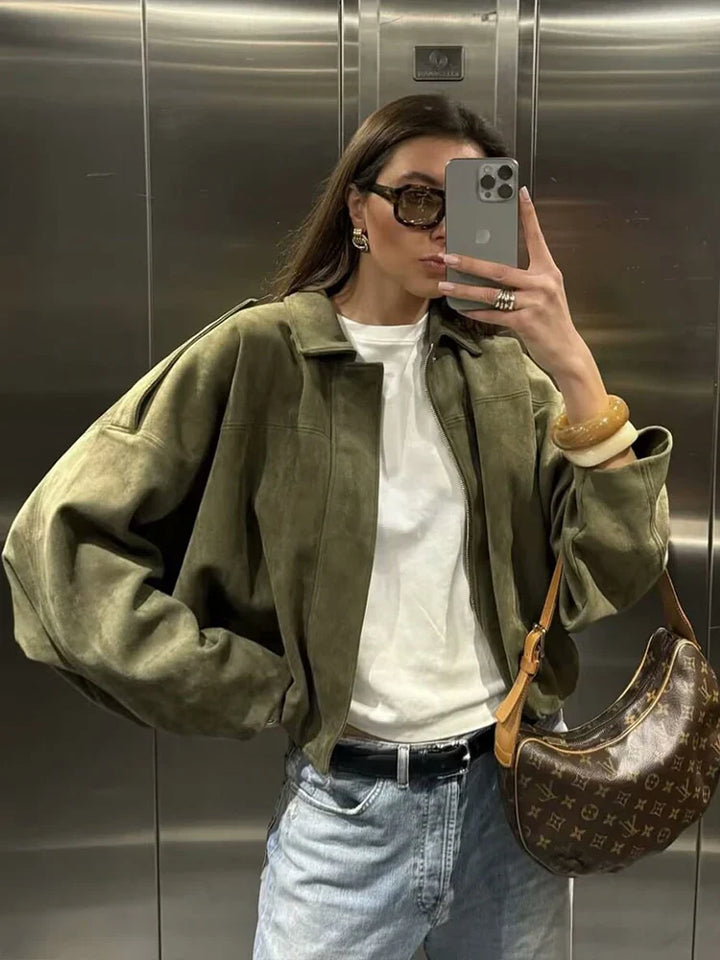 Nærbillede af lynlås på trendy kort streetwear jakke, unisex og funktionel.