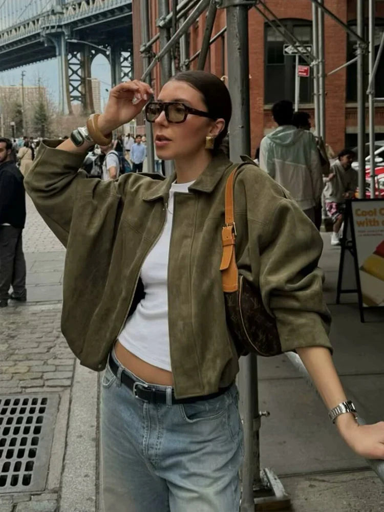 Bagfra: Stilfuld kort unisex streetwear jakke med lynlås, perfekt til urban mode.