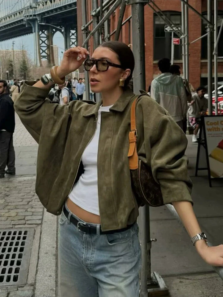 Bagfra: Stilfuld kort unisex streetwear jakke med lynlås, perfekt til urban mode.