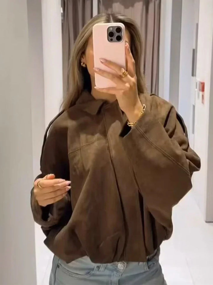 Sideprofil af trendy kort streetwear jakke, unisex design med lynlås, alsidig hverdagsstil.