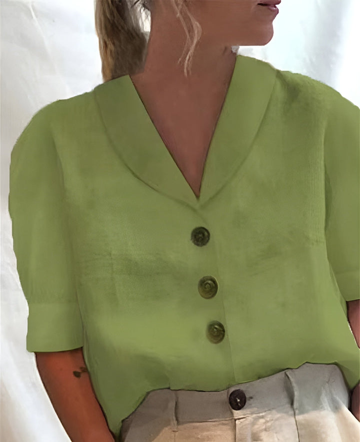 "Kortærmet bluse med elegant V-udskæring og dekorative knapper, tidløst design, let åndbart stof, perfekt til daglig brug."