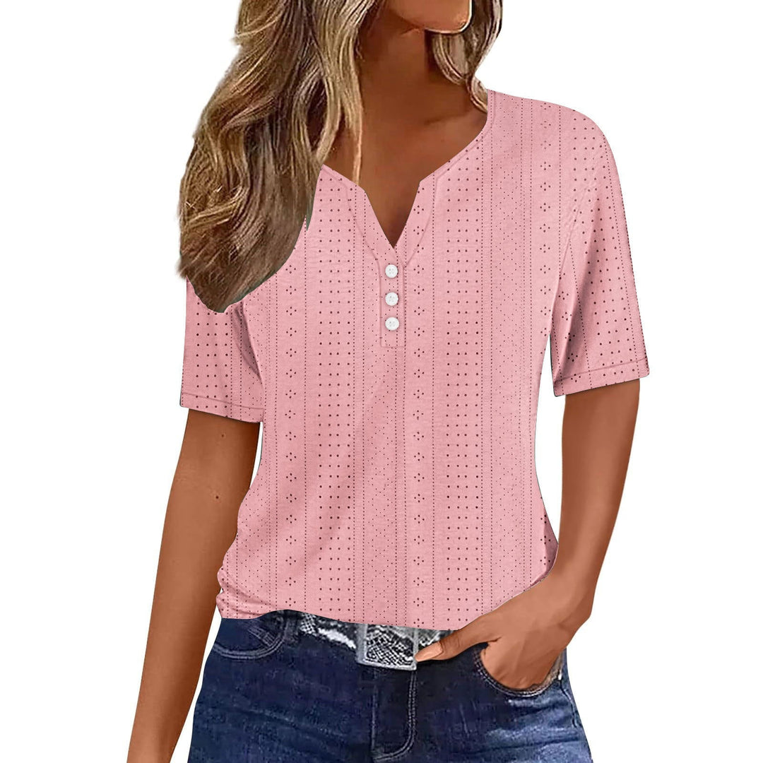 Kortærmet bluse med v-hals, knapdetaljer og mønster. Elegant pasform, perfekt til både hverdag og særlige lejligheder.