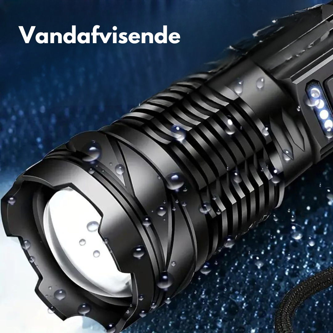 "Kraftfuld LED lommelygte med 5000 lumen, robust design, militærstil og USB-opladelig, perfekt til ekstreme forhold."