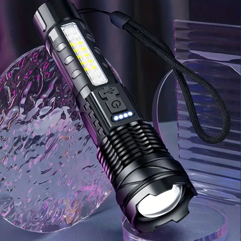 "Kraftfuld LED lommelygte med 5000 lumen, robust design, militærstil og USB-opladelig, perfekt til ekstreme forhold."