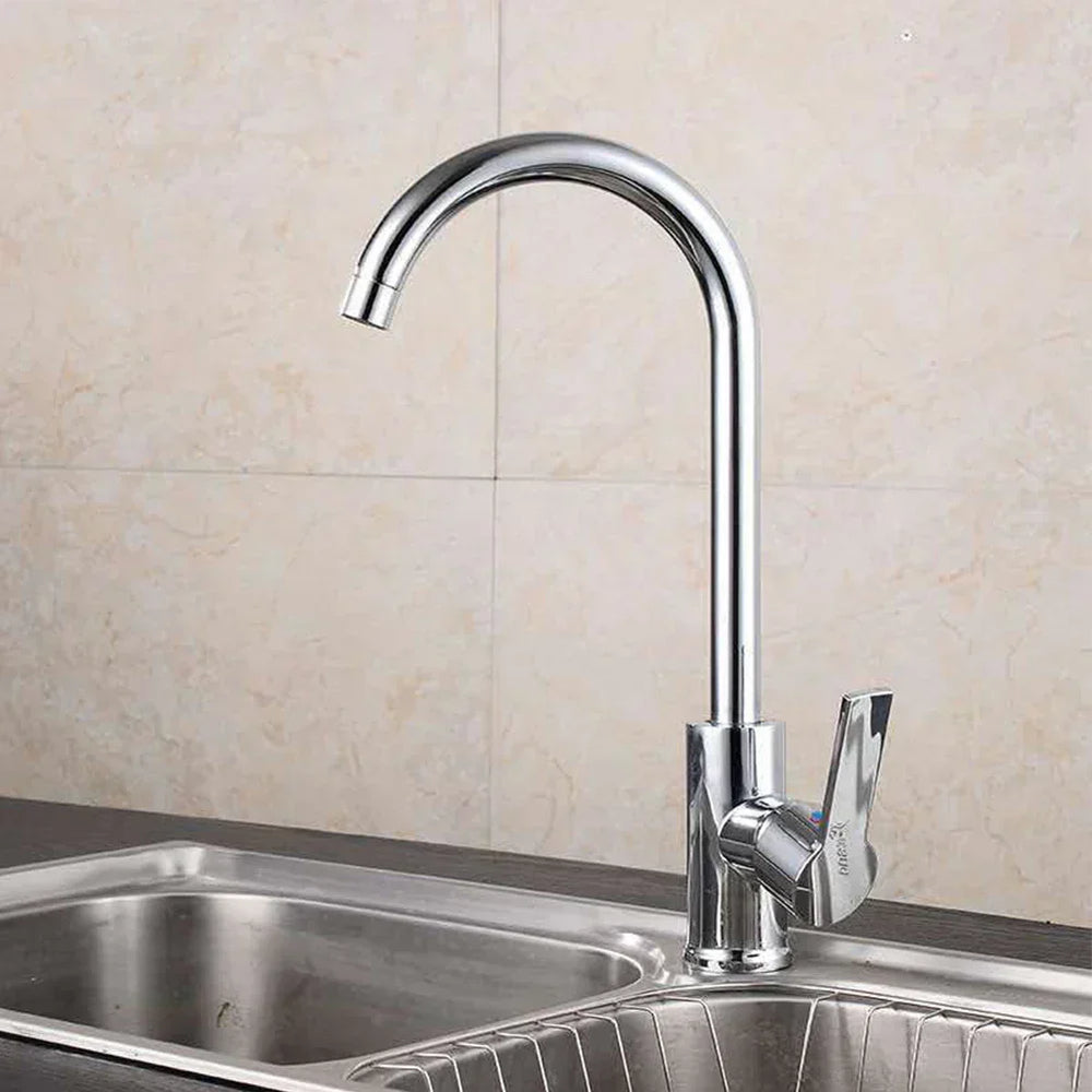 Krom køkkenarmatur med enkelt håndtag og 360° rotation i poleret kromfinish, slankt design til moderne køkkener.