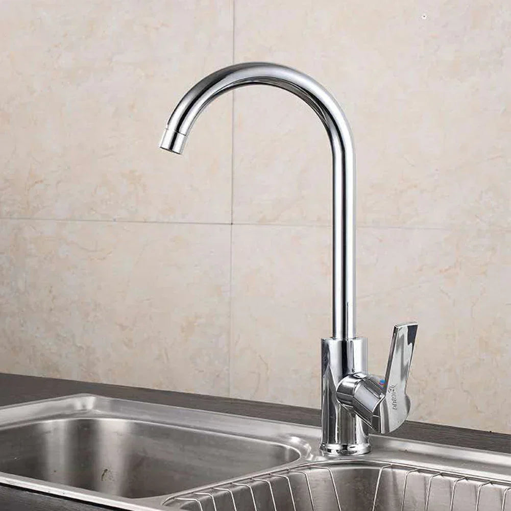 Krom køkkenarmatur med enkelt håndtag og 360° rotation i poleret kromfinish, slankt design til moderne køkkener.