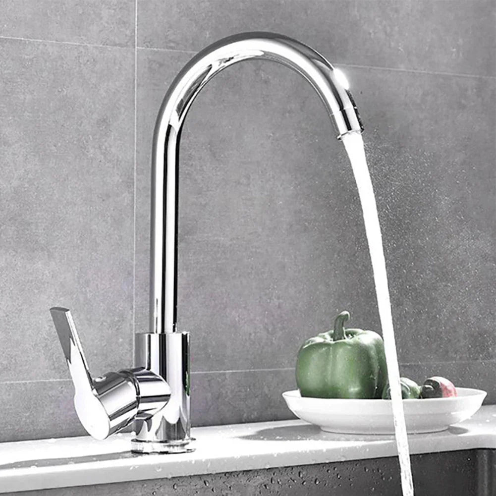 Krom køkkenarmatur med enkelt håndtag og 360° rotation i poleret kromfinish, slankt design til moderne køkkener.