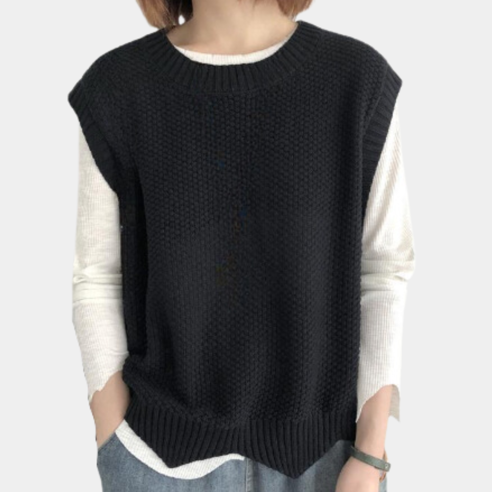 Kvinde i elegant strikket vest, løs pasform, marineblå, perfekt til forår og efterår.