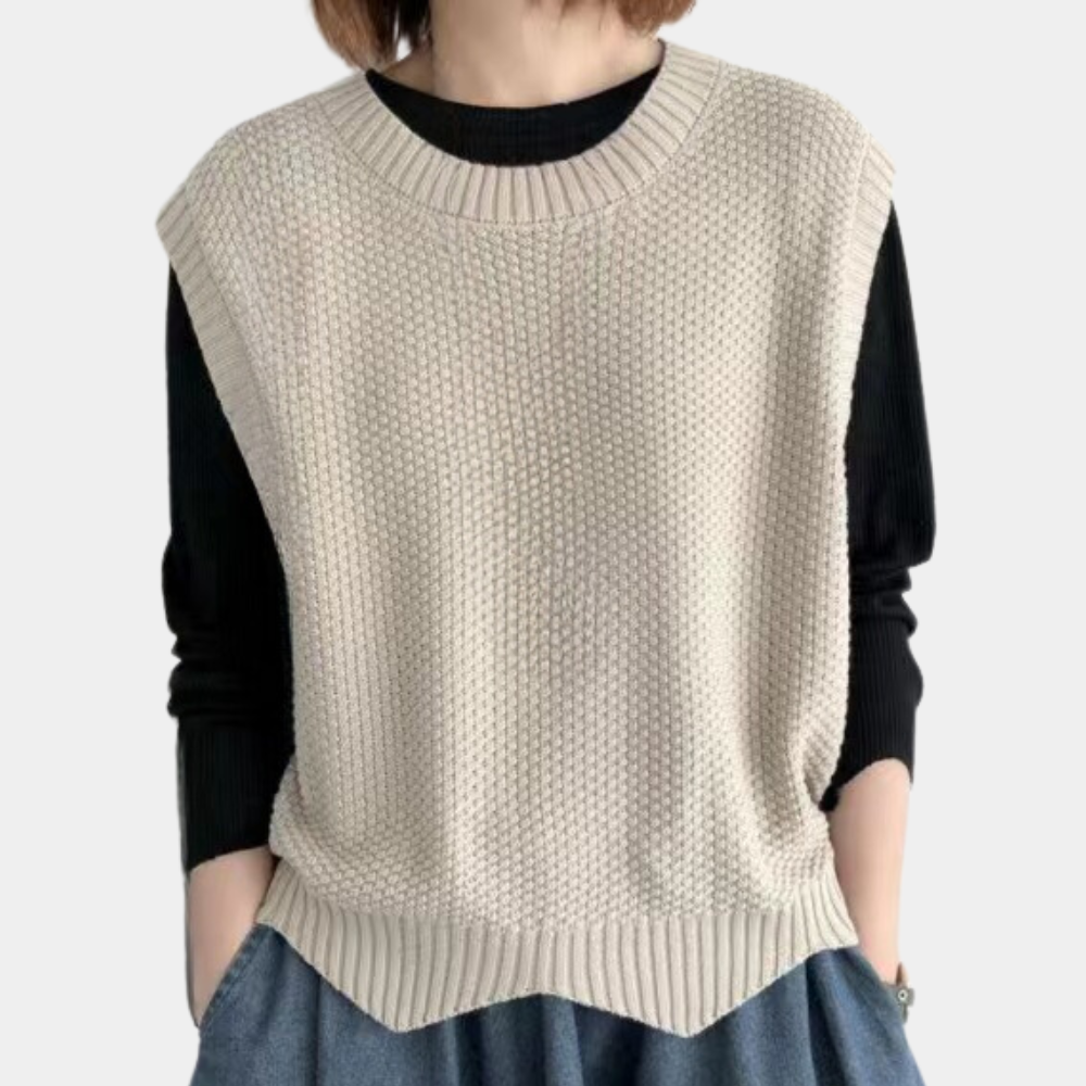 Kvinde i elegant strikket vest, løs pasform, marineblå, perfekt til forår og efterår.