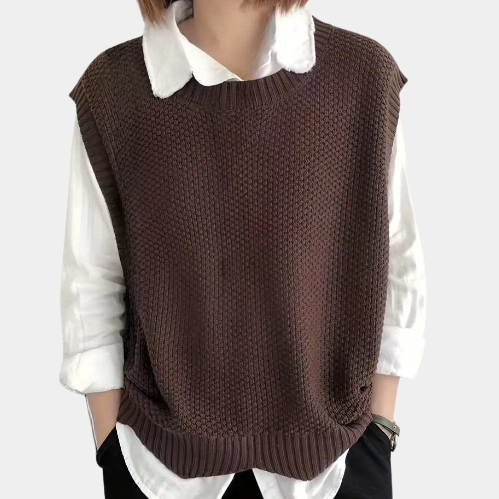 Kvinde i elegant strikket vest, løs pasform, marineblå, perfekt til forår og efterår.
