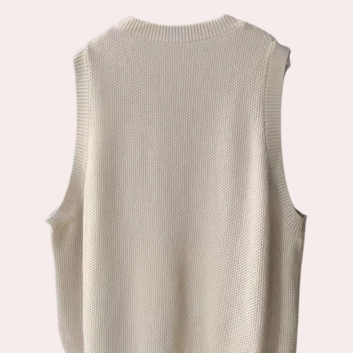 Kvinde i elegant strikket vest, løs pasform, marineblå, perfekt til forår og efterår.