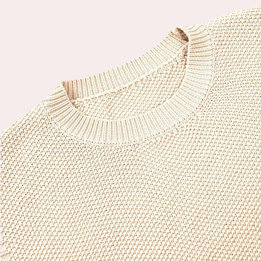 Kvinde i elegant strikket vest, løs pasform, marineblå, perfekt til forår og efterår.