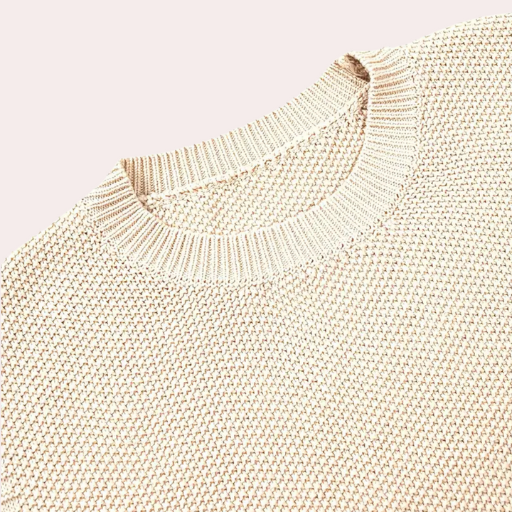 Kvinde i elegant strikket vest, løs pasform, marineblå, perfekt til forår og efterår.