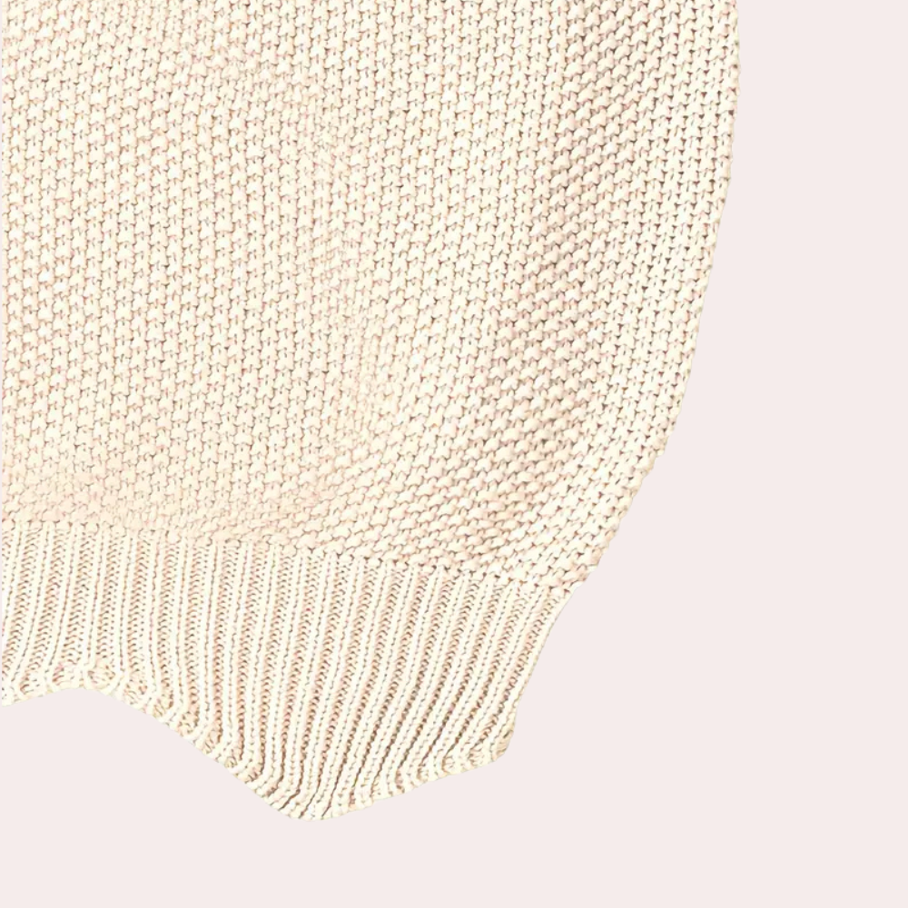 Kvinde i elegant strikket vest, løs pasform, marineblå, perfekt til forår og efterår.