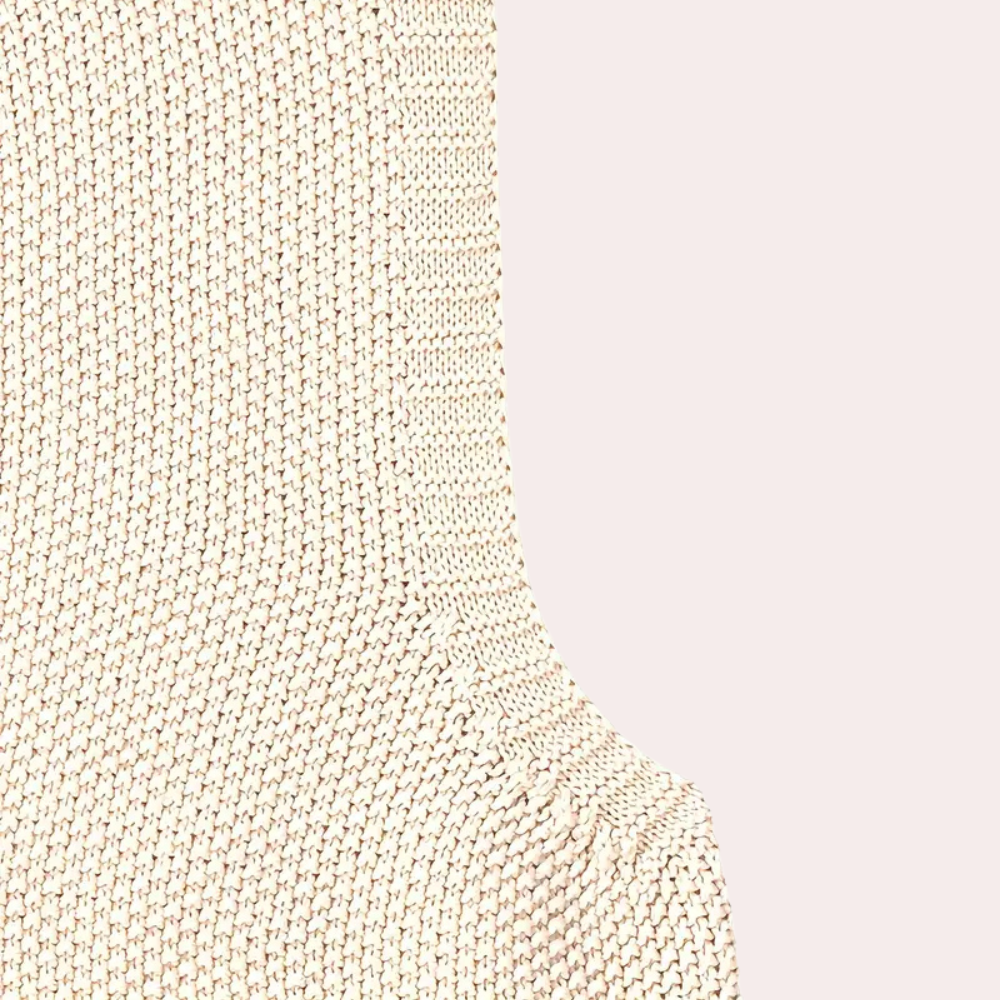 Kvinde i elegant strikket vest, løs pasform, marineblå, perfekt til forår og efterår.