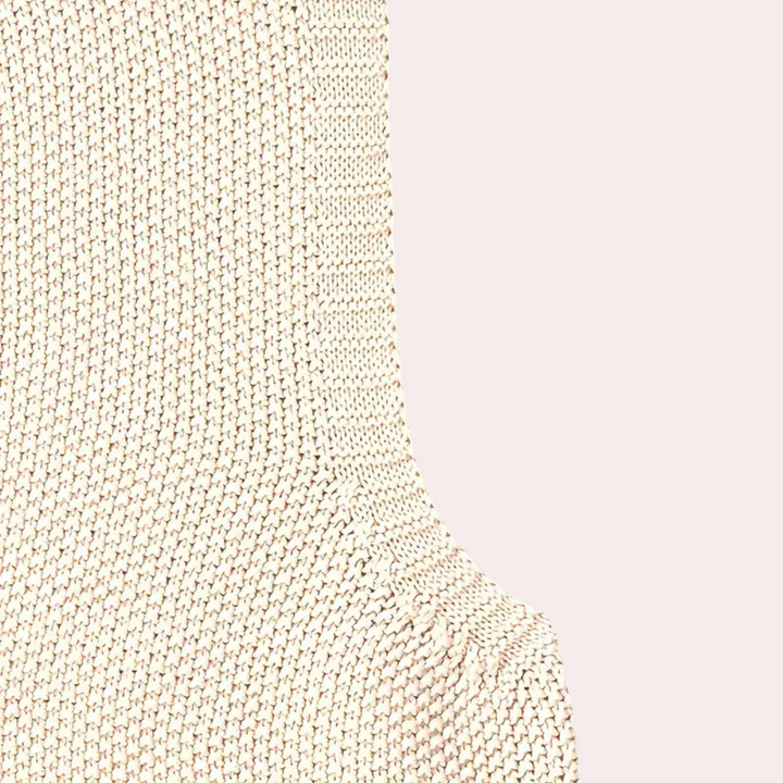 Kvinde i elegant strikket vest, løs pasform, marineblå, perfekt til forår og efterår.