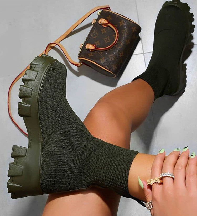 Detalje af slipon ankelstøvler, elastikside for nem påtagning, sorte og trendy.
