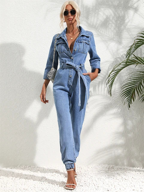 Kvinder heldragt i tidløst jeanslook. Komfortabel buksedragt til hverdag og sommerstil.