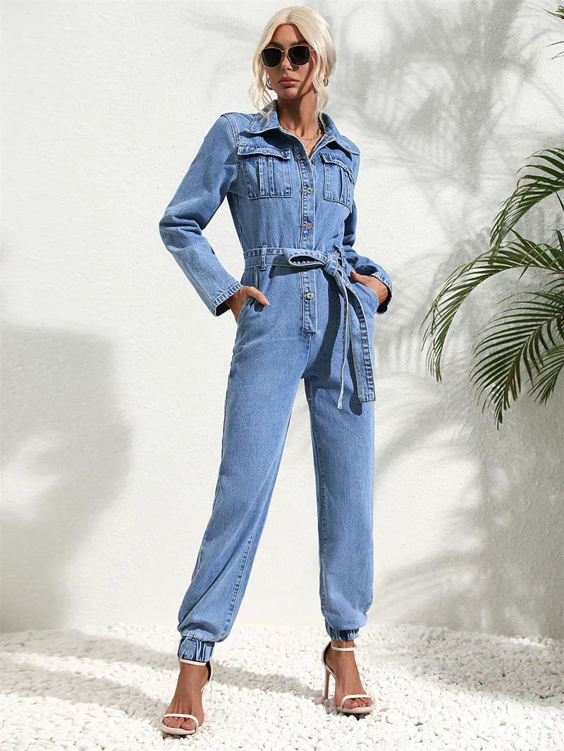 Moderne dame jumpsuit med jeanslook. En alsidig og komfortabel buksedragt til kvinder.