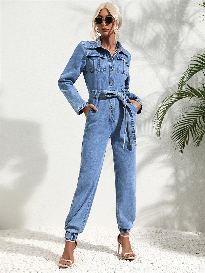 Moderne dame jumpsuit med jeanslook. En alsidig og komfortabel buksedragt til kvinder.