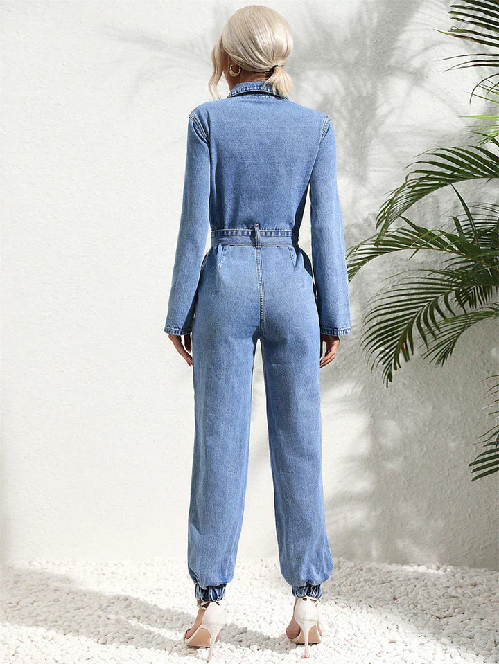 Hverdagsklar kvindeheldragt i jeansdesign. Komfortabel buksedragt for en tidløs, casual stil.