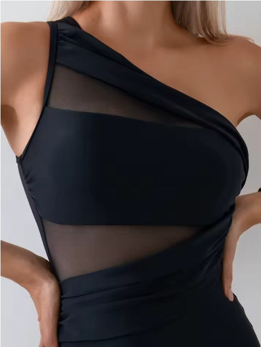 Komfortabel asymmetrisk badedragt til kvinder i store størrelser med shaping & push-up.