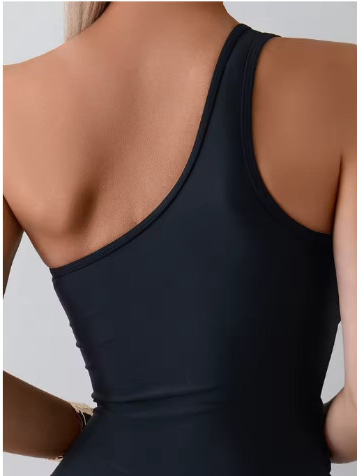 Elegant asymmetrisk kvindebadedragt med mesh, giver shaping og en flot push-up effekt.