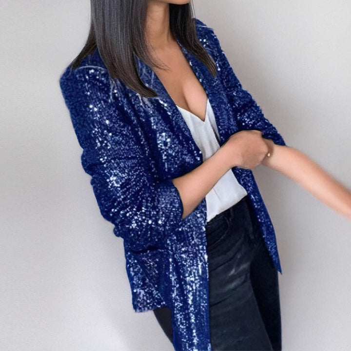 Kvinde i elegant pailletblazer med slank pasform, velegnet til fest og aftenbrug som stilfuld glimmerjakke.