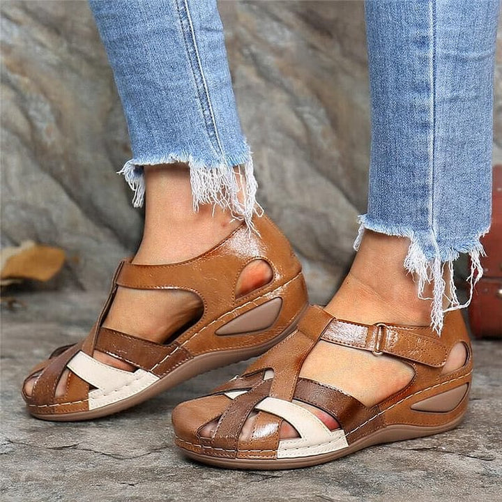 Kvinders multifarvede sandaler med justerbare remme for optimal pasform.