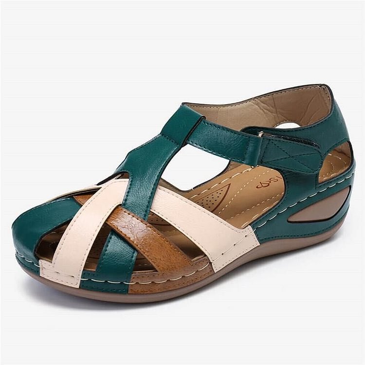 Kvinders blå sandaler med krydsrem, der passer til sommergarderoben.