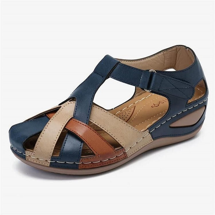 Kvinders brune sandaler med krydsrem, der passer til sommergarderoben.