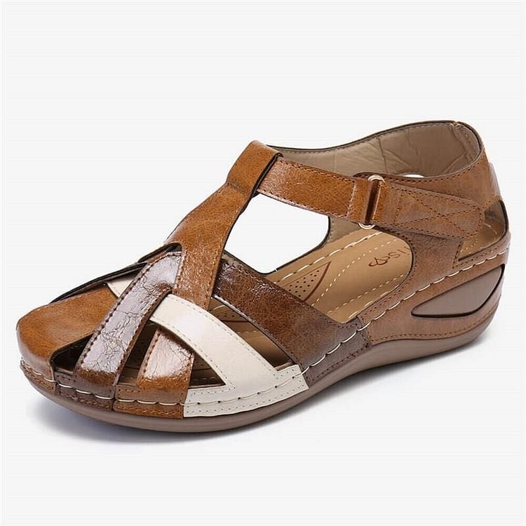 Detalje af kvinders multifarvede sandaler med krydsrem og polstret fodseng.