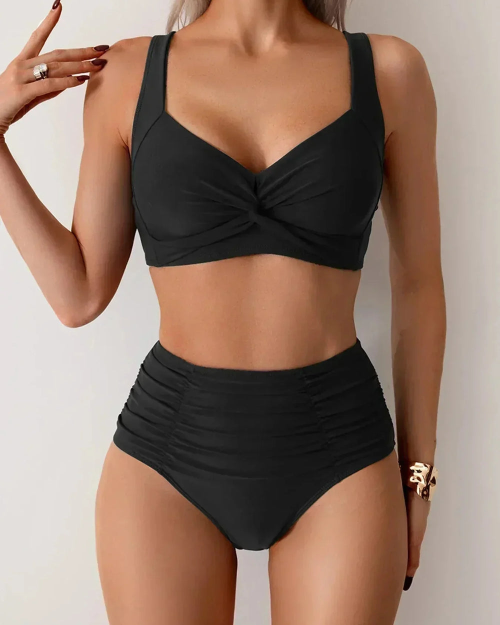 Stilfuld rynket bandeau bikini til kvinder, perfekt til strand og ferie. Komfortabel stropløs badetøj.