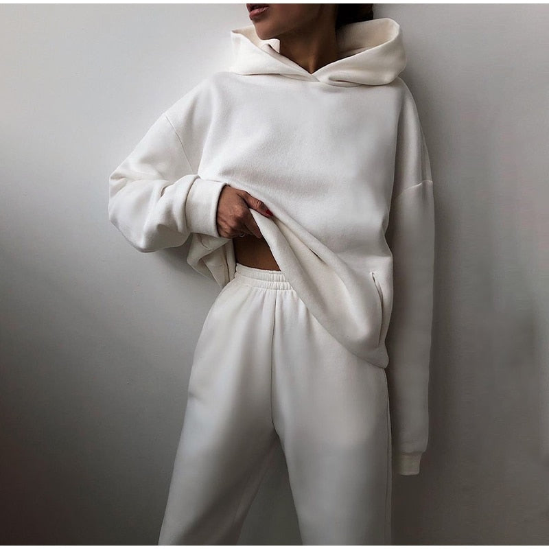 Kvinders XXL jogging sæt med pullover og joggingbuks, ideelt til komfort og afslapning derhjemme.