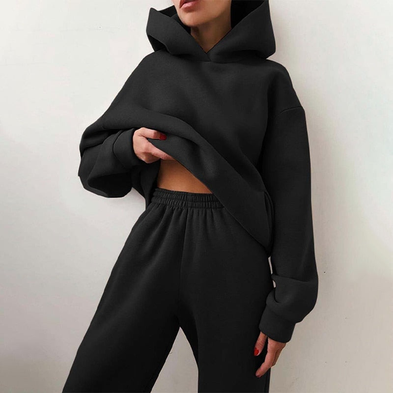 Kvinders XXL jogging sæt med pullover og joggingbuks, ideelt til komfort og afslapning derhjemme.