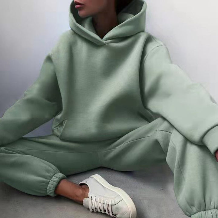 Kvinders XXL jogging sæt med pullover og joggingbuks, ideelt til komfort og afslapning derhjemme.