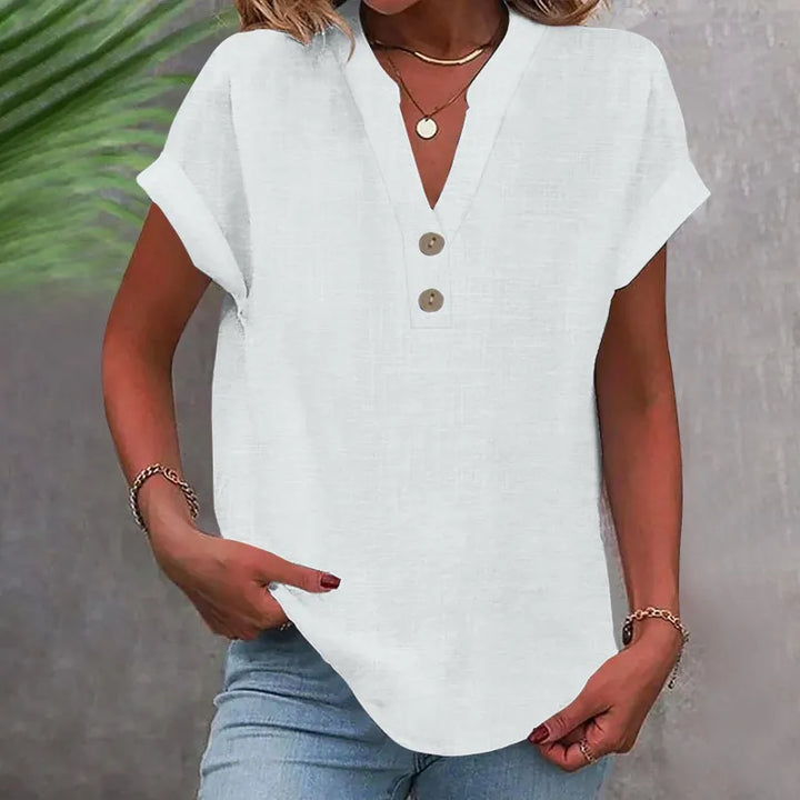 Enkel og elegant dame sommerbluse med V-udskæring og knapper. Feminint design med kort ærme og løs pasform.