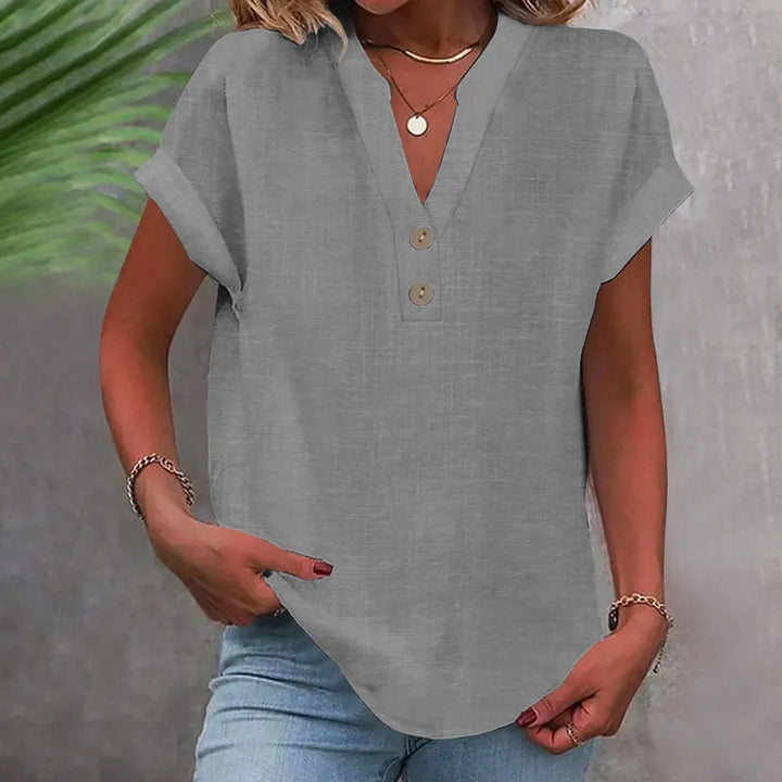 Let og luftig sommerbluse til kvinder med V-udskæring og knapper. Løs pasform og feminint look til solskin.