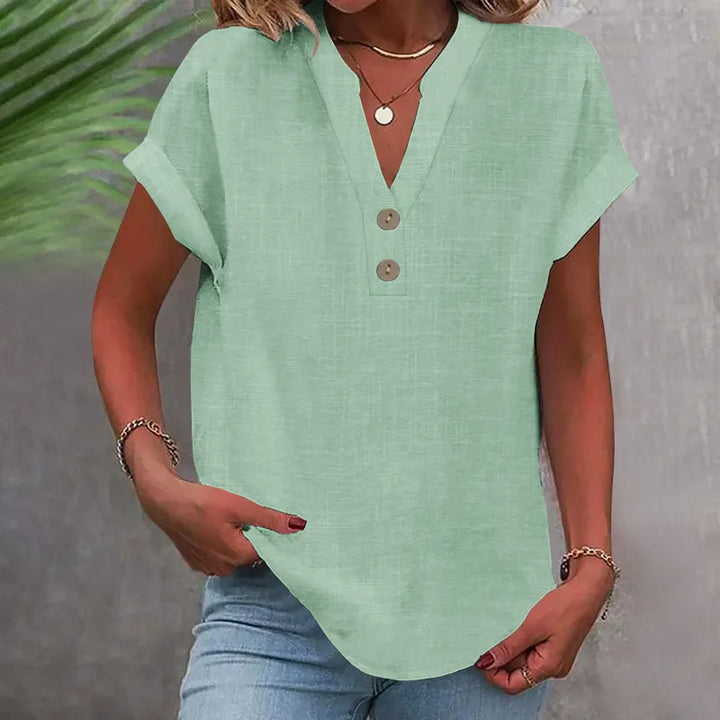 Feminin sommerbluse til damer. V-udskæring, knapper og løse korte ærmer for et afslappet look.