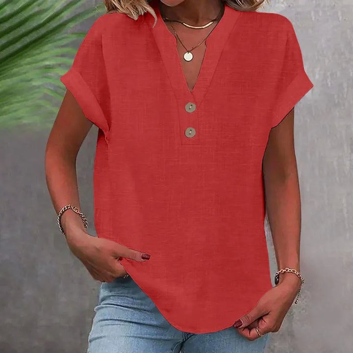 Trendy damebluse med V-udskæring, knapper og løs pasform. Ideel til sommerens varme dage og feminine stil.