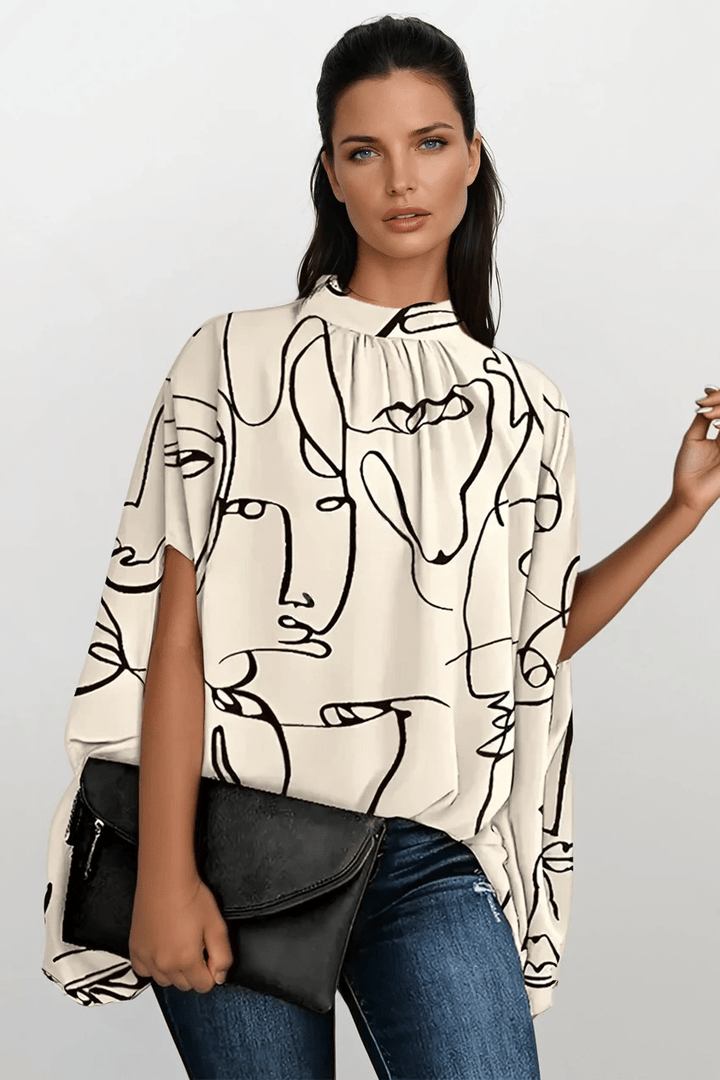 Løs damebluse med farverigt kunstnerisk print for komfortabel hverdagsstil. Moderne forårs-/sommerbluse til kvinder.