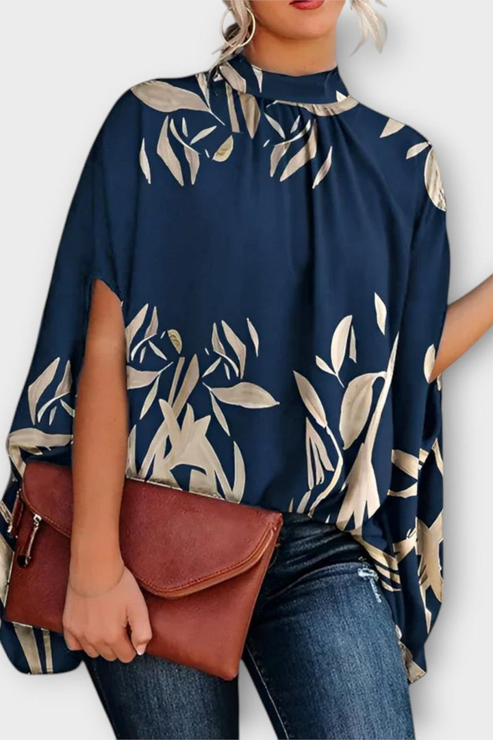 Elegant damebluse med unikt kunstnerisk print i løs pasform. Perfekt til en moderne og feminin hverdagsstil.