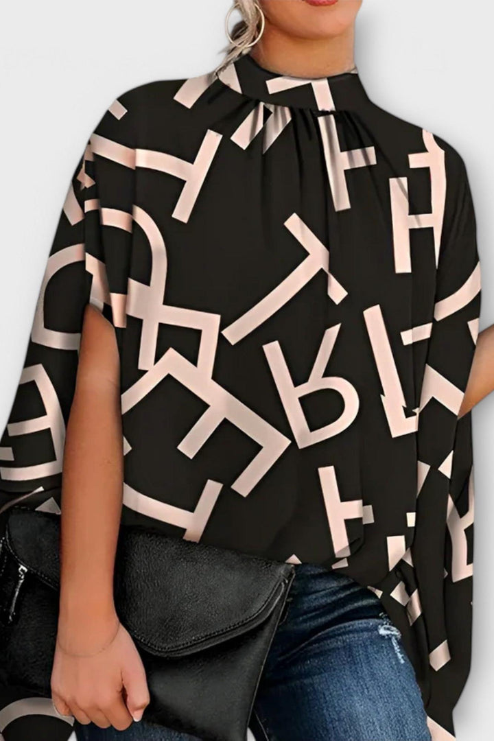 Komfortabel løs damebluse med moderne kunstnerisk print, ideel til afslappet hverdagsstil om sommeren.