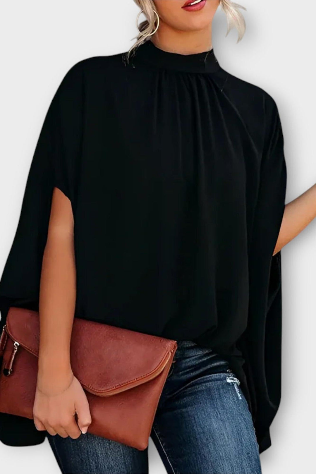 Printet damebluse med løs pasform og kunstnerisk mønster. Komfortabel og moderne hverdagsbluse til kvinder.