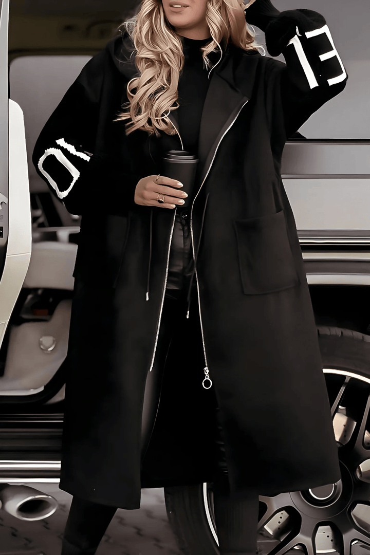 Klassisk lang damefrakke med elegante ærmer. Perfekt til et stilfuldt business-look.