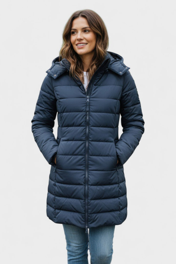 Lang letvægts dame dynejakke med hætte. Stilfuld og varm, perfekt til vinter og efterår.
