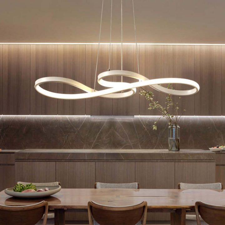 "LED pendel med musiknoter design i sort, hvid og guld, elegant og moderne lampe med integreret LED-belysning."