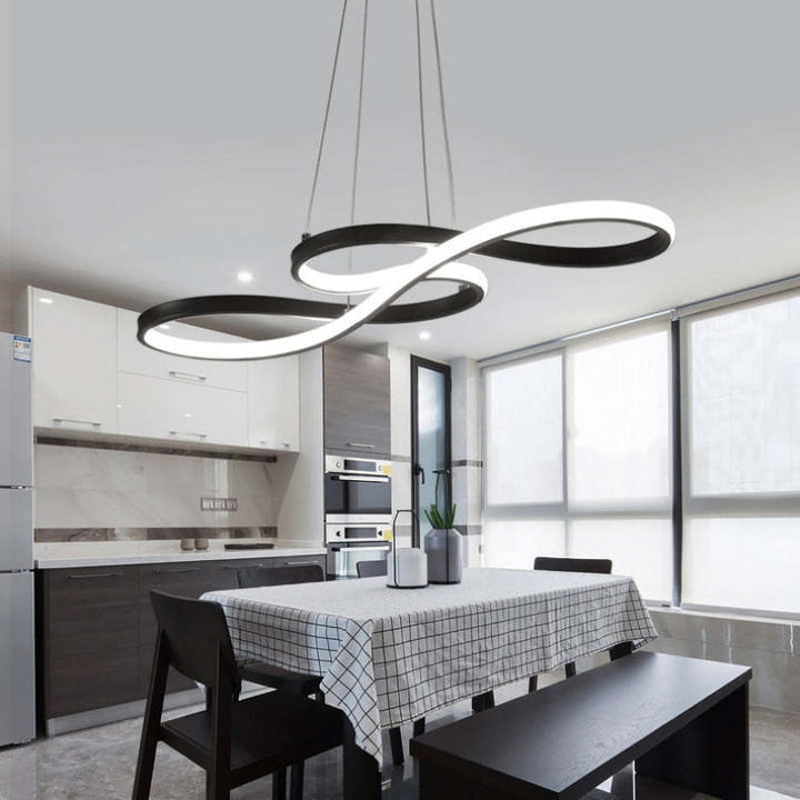 "LED pendel med musiknoter design i sort, hvid og guld, elegant og moderne lampe med integreret LED-belysning."