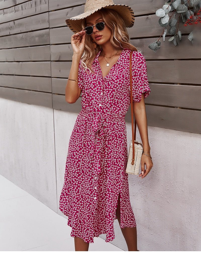 Elegant dame blomsterkjole i midi-længde. Stylet med bindebånd for en feminin sommerlook.
